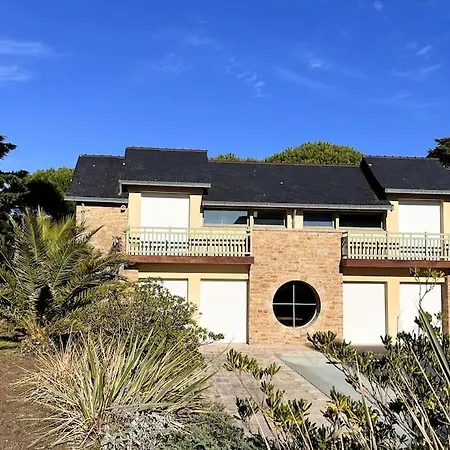 En Bord De 6 Personnes, A Cote Du Chateau Des Tourelles, Piscine D'eau De