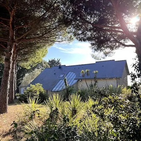 En Bord De 6 Personnes, A Cote Du Chateau Des Tourelles, Piscine D'eau De