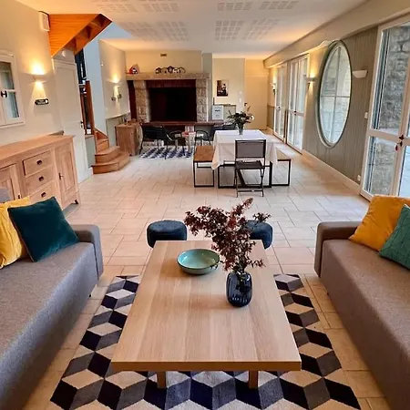 En Bord De 6 Personnes, A Cote Du Chateau Des Tourelles, Piscine D'eau De