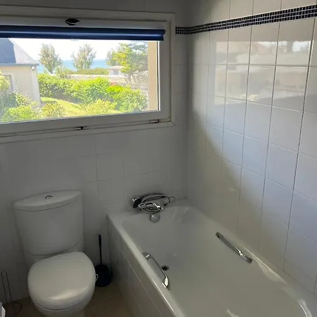 En Bord De 6 Personnes, A Cote Du Chateau Des Tourelles, Piscine D'eau De * Pornichet