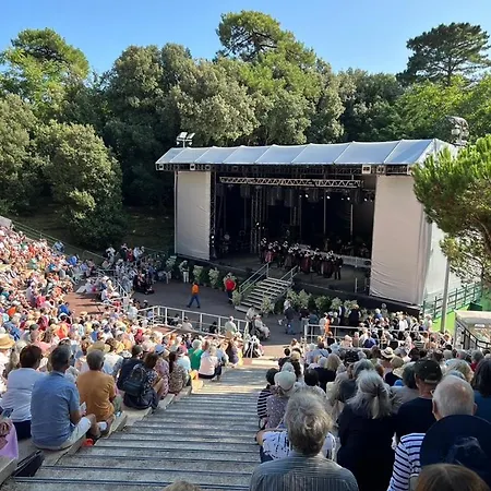 En Bord De 6 Personnes, A Cote Du Chateau Des Tourelles, Piscine D'eau De *