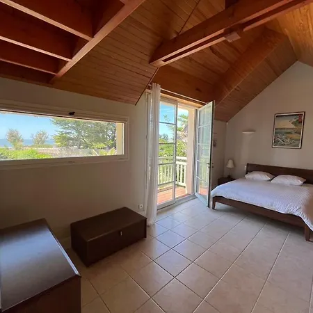 En Bord De 6 Personnes, A Cote Du Chateau Des Tourelles, Piscine D'eau De * Pornichet