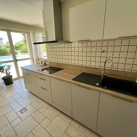 En Bord De 6 Personnes, A Cote Du Chateau Des Tourelles, Piscine D'eau De Ferienhaus *