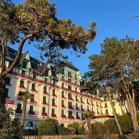 En Bord De 6 Personnes, A Cote Du Chateau Des Tourelles, Piscine D'eau De Pornichet