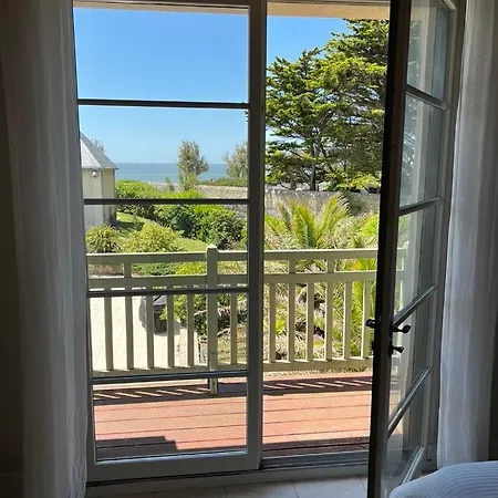 En Bord De 6 Personnes, A Cote Du Chateau Des Tourelles, Piscine D'eau De * Pornichet
