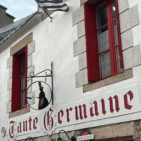 En Bord De 6 Personnes, A Cote Du Chateau Des Tourelles, Piscine D'eau De