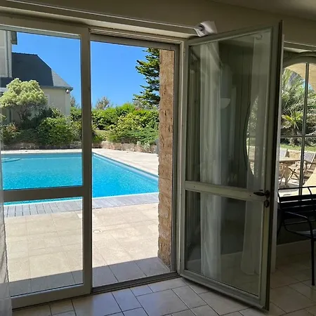 En Bord De 6 Personnes, A Cote Du Chateau Des Tourelles, Piscine D'eau De Ferienhaus *