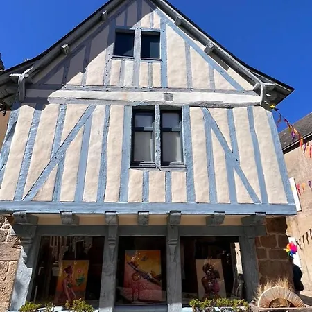 En Bord De 6 Personnes, A Cote Du Chateau Des Tourelles, Piscine D'eau De *