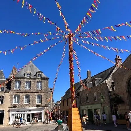 En Bord De 6 Personnes, A Cote Du Chateau Des Tourelles, Piscine D'eau De Pornichet