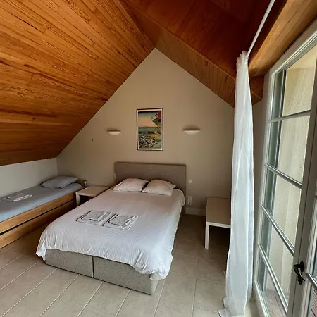 En Bord De 6 Personnes, A Cote Du Chateau Des Tourelles, Piscine D'eau De Ferienhaus Pornichet