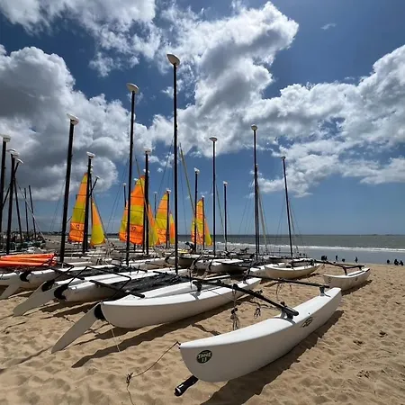 En Bord De 6 Personnes, A Cote Du Chateau Des Tourelles, Piscine D'eau De Pornichet