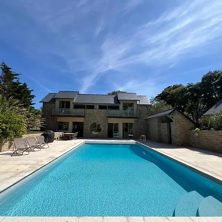 En Bord De 6 Personnes, A Cote Du Chateau Des Tourelles, Piscine D'eau De *