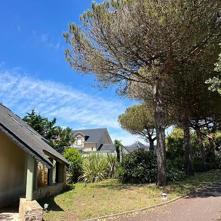 En Bord De 6 Personnes, A Cote Du Chateau Des Tourelles, Piscine D'eau De * Pornichet